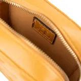 Bandolera mini color camel de símil cuero acolchado con diseño de chevron. Tiene correa regulable con herrajes dorados, cierre superior y un bolsillo interno con cierre.