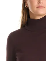 Polera de tejido fino, color rosado, con cuello alto, manga larga y detalle de tajo en los puños.