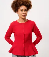 Saco de tricot color rojo con diseño peplum, cuello redondo, mangas largas y cierre frontal con botones al tono.