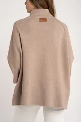 Cárdigan marrón de tejido de punto con cuello alto, manga 3/4 y cierre frontal con botones.