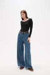 Pantalon de jean azul de corte ancho y tiro alto, con bolsillos laterales y traseros.
