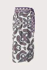 Falda larga tipo pareo con diseño envolvente, confeccionada en tela ligera con estampado paisley en tonos tierra, azul y violeta. Presenta una cintura con detalle de cinta decorativa geométrica y lazo lateral para ajuste.