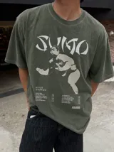 Remera marrón oversize con efecto acid wash, corte amplio y mangas cortas. Presenta un estampado frontal en tonos celestes y grises con la inscripción 'Sumo', una ilustración de un luchador de sumo y detalles tipográficos alusivos a un álbum musical.