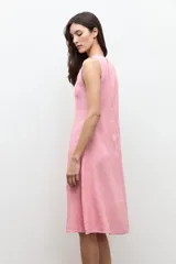 Vestido midi sin mangas de lino color tostado, con diseño de paneles con detalles desflecados en las costuras y un cinturón fino ajustable con hebilla metálica.