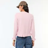 Cárdigan de punto color rosa, con cuello redondo, cierre frontal de botones y detalles de volados en la tapeta, el ruedo y los puños.