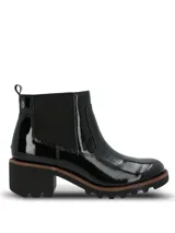 Botas Chelsea Hush Puppies de caña corta, confeccionadas en material sintético con acabado charol brillante. Presentan elásticos laterales para un calce sencillo, suela robusta de goma con plataforma y taco ancho.