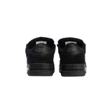 Championes Vans modelo Hylane, de diseño urbano y estilo skate, completamente en color negro. Presentan una silueta robusta con capellada de gamuza, la icónica banda lateral Sidestripe y suela de goma resistente.