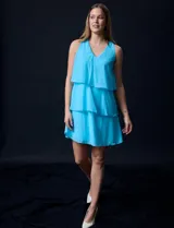 Vestido corto de gasa color amarillo, con escote en V, sin mangas y forro interno a tono.