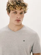 Pijama de hombre compuesto por una remera azul de manga corta con cuello en V y un short azul marino.