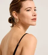 Vestido largo de corte evasé confeccionado en crepé color verde oliva. Presenta escote corazón, breteles finos ajustables, espalda con lastex y tajo lateral en el ruedo.