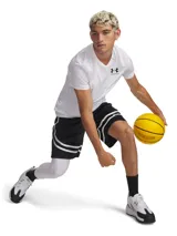 Short de básquetbol Under Armour, modelo Curry Signature, confeccionado en tejido de malla transpirable. Presenta un diseño en color negro con detalles de doble franja blanca curva en los laterales y logo de Stephen Curry bordado. Cuenta con cintura elástica con cordón y bolsillos laterales.