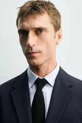 Blazer slim fit confeccionada en tejido con viscosa, con cuello de solapas de muesca, manga larga con botones en puños, bolsillos de vivo en pecho y de solapa en cadera, bolsillo interior y aberturas en la espalda.