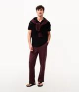 Pantalón masculino confeccionado en tejido de punto pesado con acabado liso, de corte recto y cintura elástica. Cuenta con bolsillos laterales funcionales.