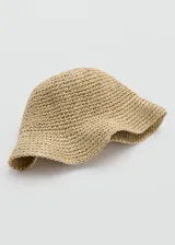 Sombrero tipo bucket de fibra natural y hilo metálico, color beige, con diseño tejido y ala corta.