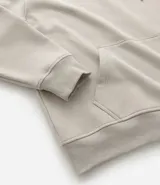 Saco con capucha color gris oscuro, con cordón ajustable, bolsillo canguro y mangas largas con puños ajustados. Confeccionado en algodón con felpa.