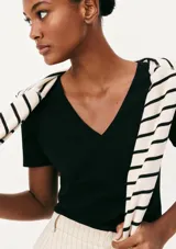 Camiseta marrón de manga corta con cuello en V.