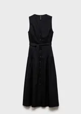 Vestido midi de corte evasé confeccionado en mezcla de lino y viscosa. Presenta cuello de pico, tirantes anchos, cierre frontal con botones y cinturón desmontable a tono para ajustar la cintura.