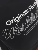 Remera negra de manga corta con cuello redondo y ajuste relaxed. Presenta un pequeño estampado tipográfico en el pecho con el texto "Originals Studio".