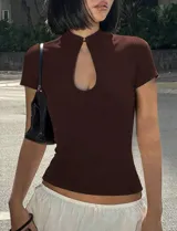 Top ajustado de manga corta color marrón, con cuello alto y detalle cut out en forma de gota en el pecho.