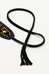 Cinturón tipo faja de cuero vacuno negro, con diseño ancho y decorado con tachas metálicas doradas. Incluye tiras largas con borlas en los extremos para anudar en la cintura.