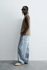 Musculosa gris de corte holgado con cuello redondo y sisa ancha.