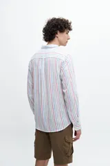 Camisa de manga larga con cuello abotonado y bolsillo en el pecho. Diseño a rayas verticales en tonos rosa, celeste y beige sobre fondo blanco.