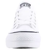 Championes Converse modelo Chuck Taylor Lift, de corte bajo con plataforma elevada. Presentan un diseño clásico en color blanco con detalles en negro en la suela y lengüeta, confeccionados en material sintético resistente con cordones al tono.
