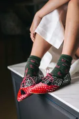 Blucher combinado en terciopelo de seda y animal print, con plantilla intercambiable y suela de cuero.