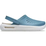 Zuecos Crocs modelo InMotion color azul acero con perforaciones en la parte superior, correa trasera pivotante y suela blanca con detalles en beige.