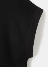 Chaleco de punto negro con cuello redondo y diseño sin mangas de corte recto.