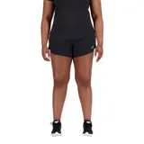 Short deportivo negro de mujer, marca New Balance, con logo reflectivo en la pierna izquierda.