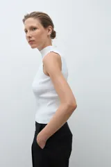 Top sin mangas de tejido de punto acanalado, con cuello alto ajustado y diseño al cuerpo.