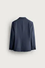 Blazer regular fit azul marino confeccionado en tejido con elasticidad, con cuello de solapas de muesca, cierre frontal con botones y bolsillos con solapa en la cadera.