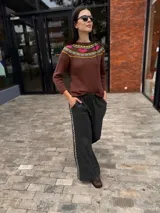 Sweater tejido color beige con cuello redondo y corazones rojos en el canesú.