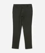 Pantalón de corte slim confeccionado en sarga lavada color verde militar. Presenta cierre frontal con botón y cremallera, cintura con trabillas para cinturón y bolsillos laterales y traseros.