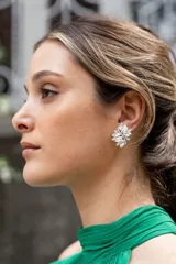 Vestido largo de gasa color verde esmeralda, con cuello halter, drapeado en el corpiño y falda plisada. Incluye lazos a los costados del cuello que permiten múltiples formas de uso.