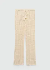 Pantalón de tiro medio con diseño calado de punto, corte recto y largo. Cuenta con cintura elástica ajustable mediante lazo con borlas.
