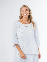 Remera oversized confeccionada en lino italiano color blanco, con aplique tridimensional de flor en el mismo lino.