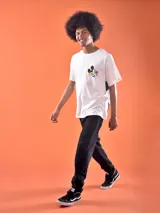 Remera blanca de corte oversized con estampado de Mickey Mouse estilo graffiti en el pecho.