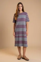 Vestido midi de corte recto y holgado, con mangas cortas y cuello redondo. Presenta un diseño de rayas horizontales en tonos lavanda y gris.