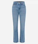 Pantalón de jeans premium azul oscuro de corte recto y cintura media, con bolsillos funcionales, trabillas para cinturón y costuras visibles a contratono. Confeccionado por Marfinno.