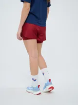 Short deportivo azul marino de mujer con calza interior celeste. Cuenta con cintura elástica ajustable con cordón y detalles de la marca Umbro y del Club Nacional de Football.