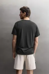 Camiseta de entrenamiento regular fit de Zara Athleticz, color lila, confeccionada en tejido técnico fluido y ligero con cuello redondo y manga corta ranglán.