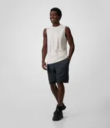 Bermuda masculina deportiva de largo extendido, color gris oscuro, confeccionada en microfibra de poliéster y elastano. Cuenta con cintura elástica con cordón ajustable y bolsillos laterales funcionales.