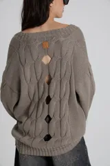 Sweater gris oscuro de algodón mouliné con escote en V y diseño calado. Silueta holgada.