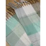 Bufanda rectangular de tejido grueso con diseño de cuadros en tonos azul, naranja, gris y beige, terminada con flecos en los extremos.
