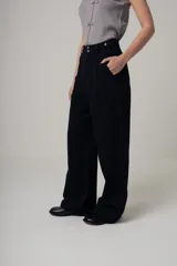 Pantalón de vestir color beige, de corte palazzo, con bolsillos laterales y traseros.