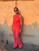 Pantalón largo de tiro alto con estampado a cuadros vichy en tonos rojo y blanco, de corte recto y holgado.