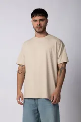 Remera de corte regular, color beige, con cuello redondo y mangas cortas.