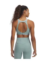 Top deportivo Under Armour de soporte medio, color verde menta con detalles de ribete blanco en el escote y bajo el busto. Presenta diseño de espalda abierta, almohadillas moldeadas y tejido de secado rápido.